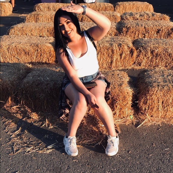 Meet your Posher, Cassandra - Picture 1 of 1